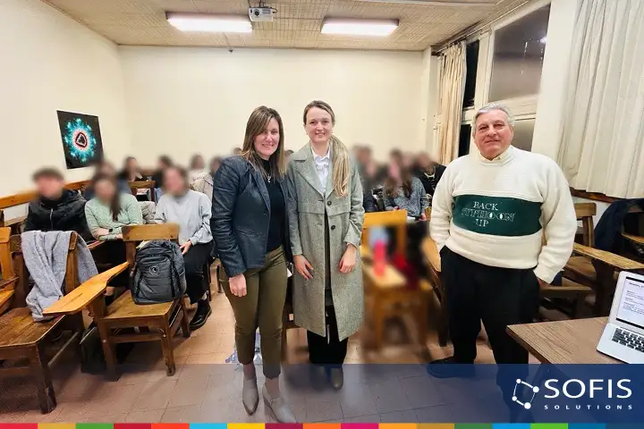 Estudiantes, docentes y una representante de Sofis Solutions en ponencia